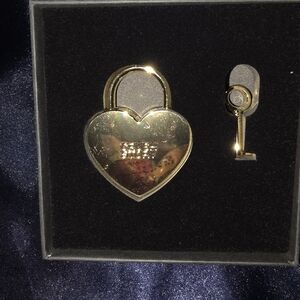 🎅🌲New In Box Chanel Crush Story Gold GWP Lock & Key. Great Stocking Stuffer.